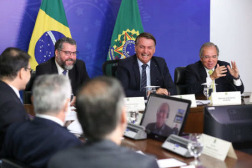 O governo Bolsonaro já indicou que para o auxílio emergencial voltar medidas mais firmes serão adotadas, incluindo o congelamento do salário de funcionários públicos