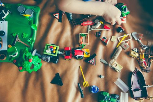 Em média, uma criança ocidental tem 18 quilogramas de brinquedos de plástico, e grande parte deles, podem não ser seguros, indica um novo estudo dinamarquês