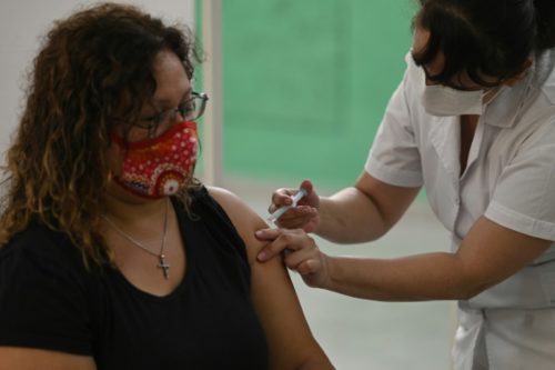 Profissional de saúde injeta uma dose da vacina contra o coronavírus Sputnik V em uma professora na cidade argentina de Bernal, perto de Buenos Aires, em 18 de fevereiro de 2021