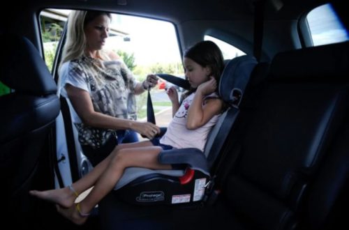 Crianças de 10 anos que ainda não alcançaram 1m45cm precisam sentar na cadeirinha ou o condutor do carro vai receber multa
