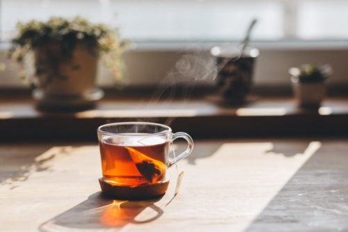 Estudo descobriu que o chá tem efeito positivo na saúde do coração e inibe a liberação de hormônios excessivos da glândula adrenal.