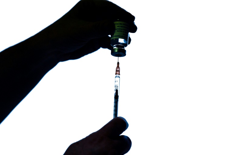 Uma vacina AstraZeneca/Oxford prestes a ser injetada em um hospital perto de Paris em 7 de fevereiro de 2021