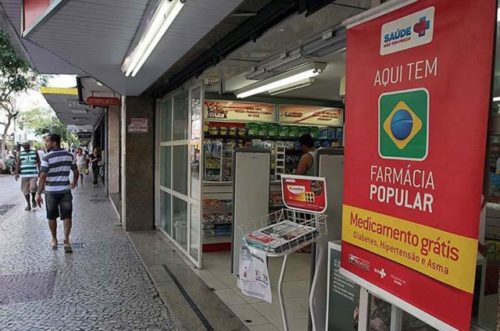 O Farmácia Popular beneficia 20 milhões de brasileiros com remédios gratuitos ou até 90% de desconto