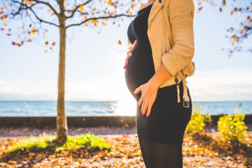 Uma pesquisa científica comprovou que mulheres grávidas têm a capacidade de transmitir seus anticorpos gerados contra Covid-19 a bebês.