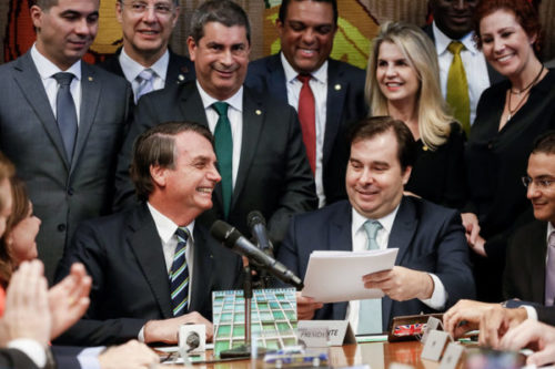Isolado dentro do próprio partido, Rodrigo Maia agora quer colocar impeachment de Bolsonaro na pauta