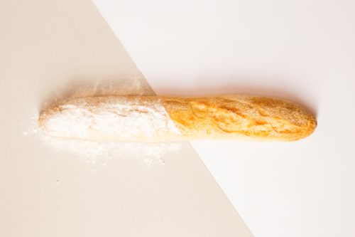 Um decreto do governo francês de 1993 determina que as baguetes "tradicionais" devem ser feitas com os quatro ingredientes clássicos.