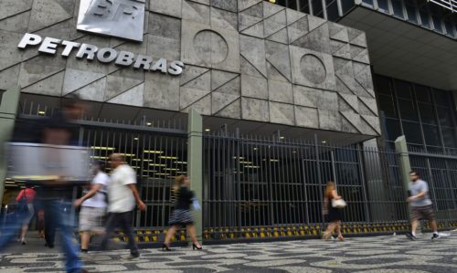Os maiores salários são pagos na Petrobras. Por lá, a remuneração pode chegar a R$ 106,189, sendo que os menores salários na companhia são de R$ 1.510