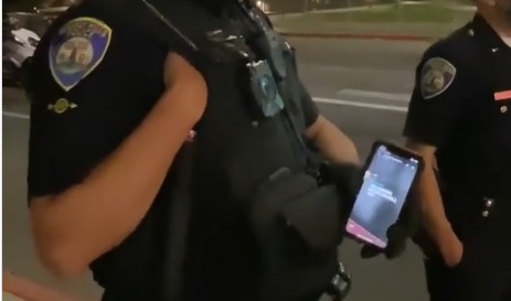 É possível ver membros do departamento de polícia da cidade usando seus telefones para tocar músicas enquanto são filmados por Sennett Devermont