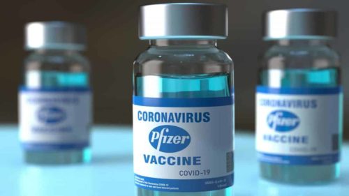O estudo descobriu que a vacina ainda é capaz de neutralizar o vírus e não há evidências de testes em pessoas de que a variante reduz a proteção da vacina.