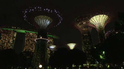 Às 20h30 locais, o horizonte das metrópoles asiáticas, desde Cingapura até Hong Kong, escureceu