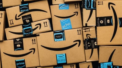 Lançado em janeiro, o ícone mostrava uma tira de fita azul sobre o logotipo de um "sorriso" da Amazon