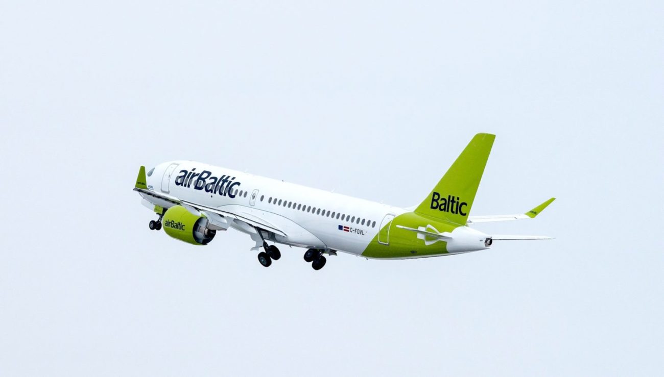 Avião da airBaltic em operação - empresa que faz parte da lista da Iata