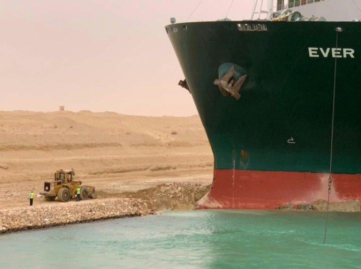 cargueiro ever given ancalha em Suez