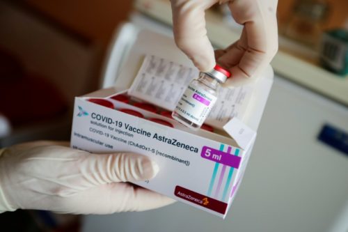 "Continuamos firmemente convencidos de que os benefícios da vacina AstraZeneca contra a Covid-19 superam os riscos envolvendo esses efeitos colaterais", EMA