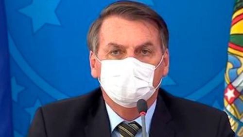 Desde o começo da pandemia, Bolsonaro tem minimizado a doença, desestimulado o uso da proteção e o distanciamento social e rejeitado imunizantes