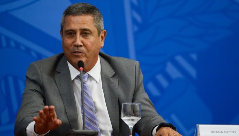 O ministro Braga Netto negou qualquer tipo de ultimato envolvendo as eleições do ano que vem