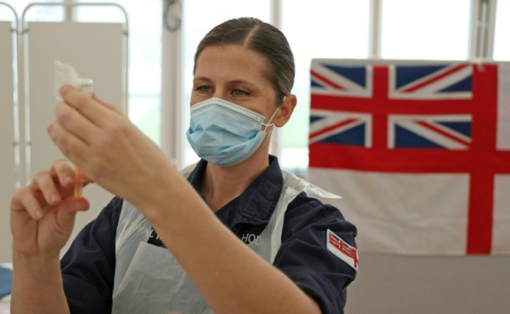 Médica da Marinha Real prepara seringa com a vacina de coronavírus de Oxford/AstraZeneca em um centro de vacinação em Bath, Inglaterra