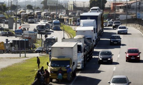 Fala sobre diesel é forma de Bolsonaro se aproximar dos caminhoneiros que estão insatisfeitos com governo