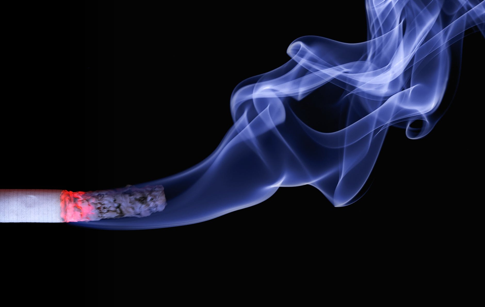 Pesquisadores descobriram que fumar cigarros leva a processos inflamatórios mais sérios no corpo de pacientes com infecção pelo HIV