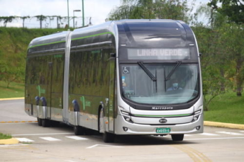 O ônibus tem autonomia de até 250 km com uma carga completa de três horas