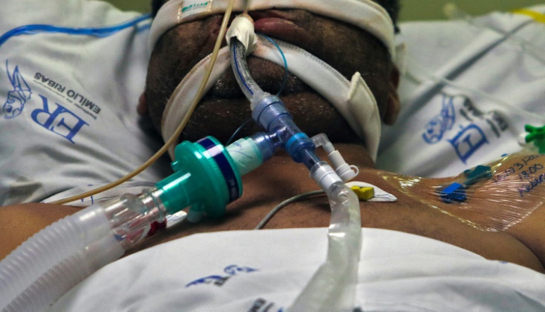 Um paciente com covid-19 permanece na Unidade de Terapia Intensiva do Hospital Emilio Ribas em São Paulo