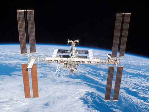 A Estação Espacial lançou uma pilha de lixo espacial na órbita baixa da Terra, onde permanecerá por vários anos antes de entrar na atmosfera.