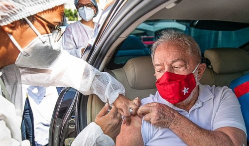 Lula foi vacinado dentro do carro em em São Bernardo do Campo, cidade que começou a aplicar dose em idosos com 75 e 76 anos - o ex-presidente tem 75 anos