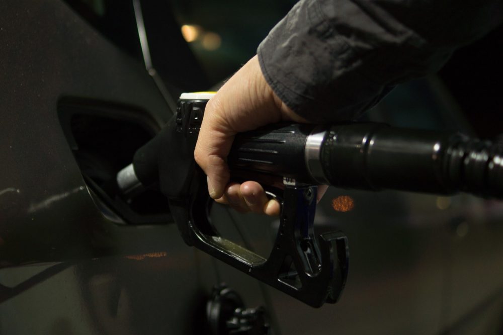 O preço médio do litro da gasolina passará a custar R$ 2,59, uma queda de 4%