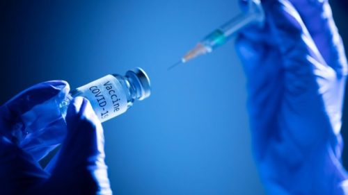 Duas equipes de pesquisadores na Noruega e na Alemanha descobriram que o imunizante pode desencadear uma reação auto-imune