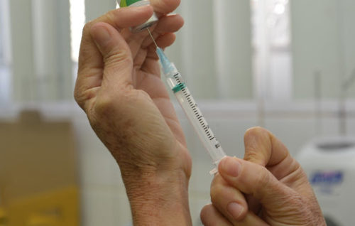Cronograma inicial apresentado pela empresa prevê a entrega de 400 mil doses da vacina até o fim de abril, 2 milhões de doses em maio e restante até junho