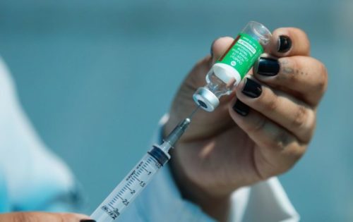o país deverá conseguir vacinar todos os cidadãos de maior risco e trabalhadores do setor de saúde até o começo de agosto deste ano