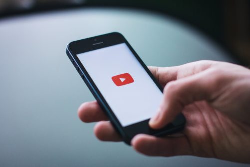 Em uma lista de tópicos, a plataforma explicou que o objetivo é ajudar as pessoas a explorar mais vídeos e informações sobre esses produtos no YouTube.