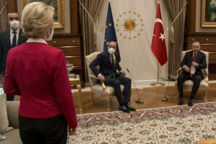 O presidente turco Recep Tayyip Erdogan (D) recebeu a presidente da Comissão Europeia, Ursula von der Leyen (E), e o presidente do Conselho Europeu, Charles Michel, em 6 abril de 2021 em Ancara