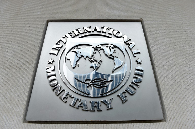 Logotipo do Fundo Monetário Internacional (FMI) em edifício de Washington DC.