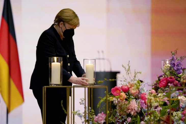 Chanceler alemã, Angela Merkel, em homenagem às vítimas de covid-19 na Alemanha, na sala de concertos Konzerthaus de Berlim, em 18 de abril de 2021