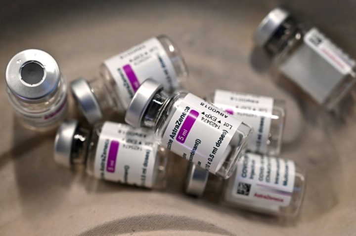 Frascos vazios da vacina AstraZeneca / Oxford contra coronavírus em posto de vacinação