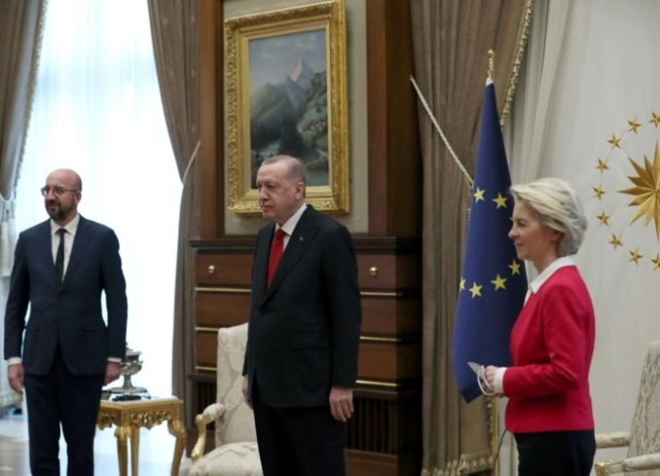 O presidente turco, Recep Tayyip Erdogan, acompanhado do presidente do Conselho Europeu, Charles Michel, e da presidente da Comissão Europeia, Ursula Von der Leyen, em Ancara, em 6 de abril de 2021