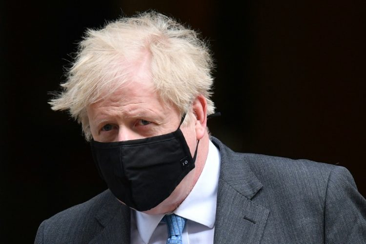 Boris Johnson diante da residência oficial do número 10 de Downing Street
