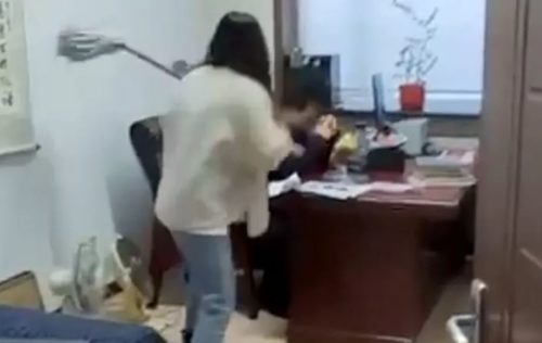 Ela usa pega um esfregão e usa para bater repetidamente em seu chefe, identificado como Wang, que pode ser visto no vídeo tentando se proteger. 