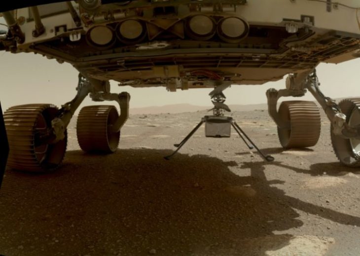 Helicóptero Ingenuity Mars da Nasa fotografado antes de ser solto do rover Perseverance em março de 2021