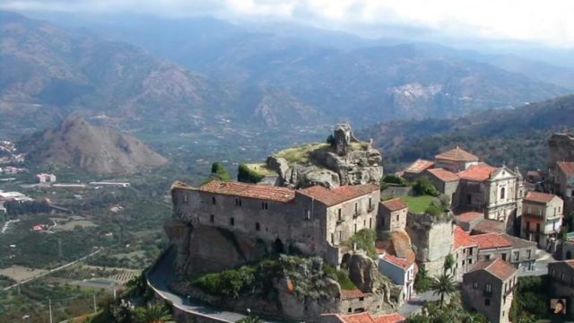 A iniciativa do vilarejo de Castiglione di Sicilia é uma forma de recuperar o número de moradores do local e revitalizá-lo