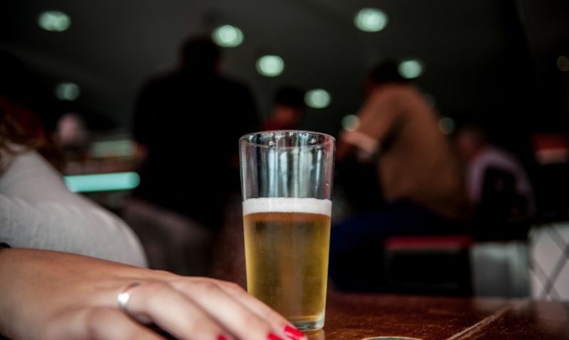 Os britânicos voltaram aos pubs na segunda-feira (12) depois de quatro meses de restrições; as vendas de bebidas subiram 113,8% em comparação com 2019