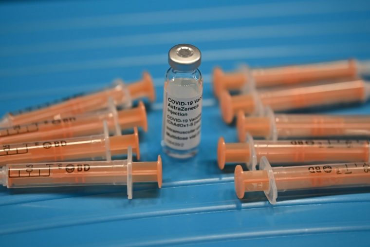 O Reino Unido reservou a vacina contra a covid da AstraZeneca para pessoas com mais de 30 anos