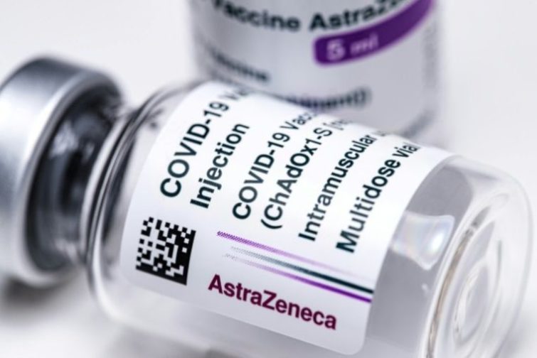 Apesar das críticas e das dificuldades de abastecimento, a vacina AstraZeneca/Oxford é administrada em mais de 100 países ou territórios