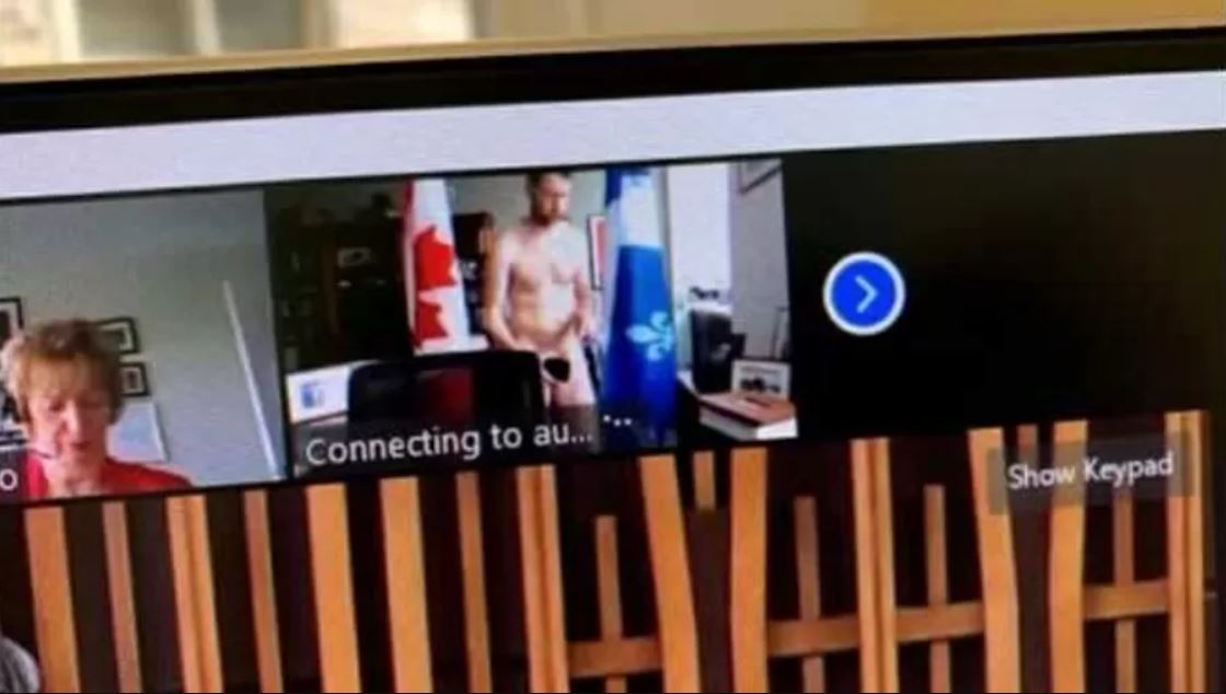 O vídeo o deputado nu entre uma bandeira canadense e uma bandeira da província de Quebec, enquanto cobria suas partes íntimas.
