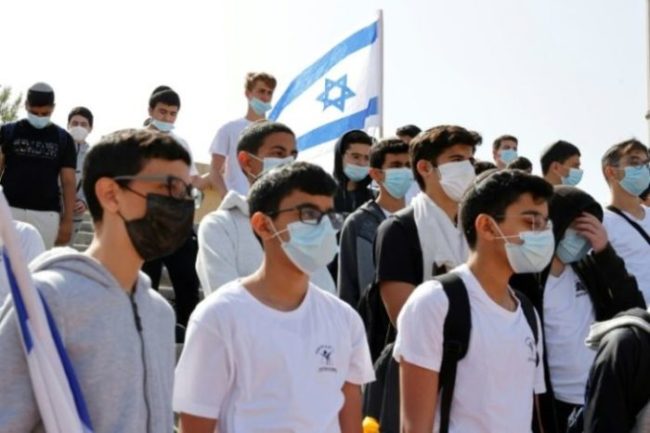 Estudantes e professores da escola Bar Ilan, em Netanya, respeitam dois minutos de silêncio no dia de recordação do Holocausto