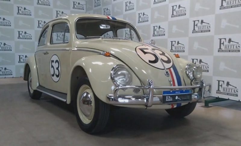 O destaque vai para um Fusca estilizado como do filme Herbie, com o número 53 e listras vermelha, branca e azul