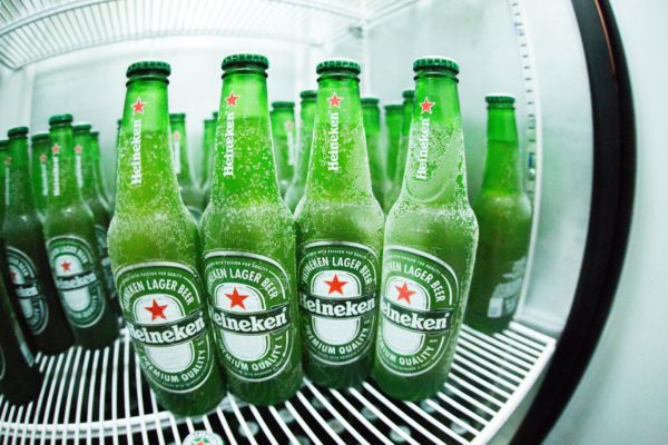 A Heineken questiona os contratos de exclusividade da Ambev com bares e restaurantes