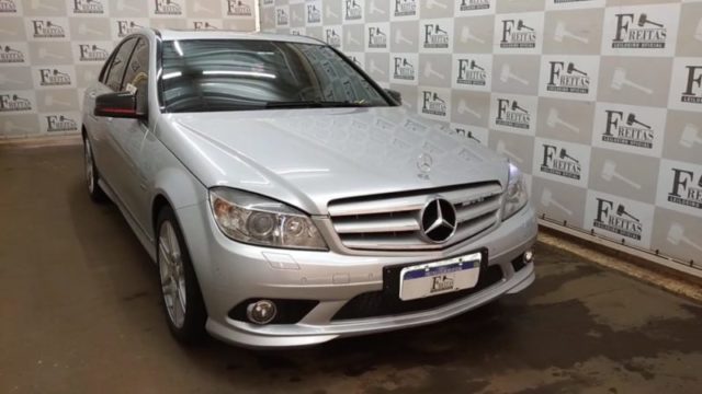 Essa Mercedes-Benz C250 está com lance inicial de R$ 37 mil