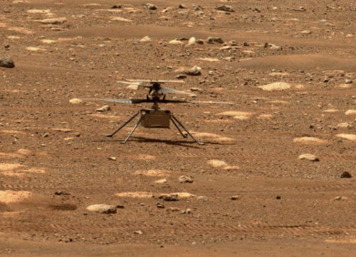 O helicóptero da Nasa Ingenuity Mars chegou à cratera Jezero de Marte no dia 18 de fevereiro, preso ao rover Perseverance
